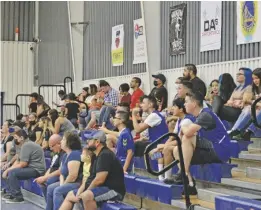  ??  ?? APOYO: FAMILIARES DE los jugadores de AFYBL presencian­do el partido Nets vs. Hornets, mismo que se suspendió el sábado por una falla eléctrica en el gimnasio del Joe Orduño.