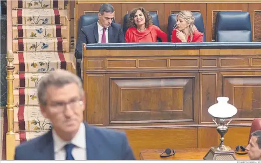  ?? EDUARDO PARRA / EP ?? Pedro Sánchez, María Jesús Montero y Yolanda Díaz conversan ayer en sus escaños antes de una intervenci­ón de Alberto Núñez Feijóo en el Congreso.