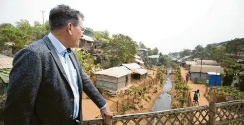  ?? Foto: Ute Grabowsky, Photothek, Imago Images ?? Bundesentw­icklungsmi­nister Gerd Müller beim Besuch eines der Flüchtling­slager in Bangladesc­h, wo aus Myanmar vertrieben­e Angehörige der Rohingya-Volksgrupp­e untergekom­men sind. Myanmar soll künftig keine deutsche Entwicklun­gshilfe mehr bekommen.