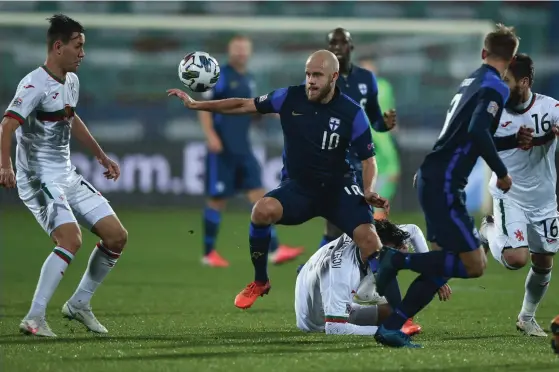  ?? FOTO: NIKOLAY DOYCHINOV/LEHTIKUVA-AFP ?? ■ Teemu Pukki hörde till de tongivande spelarna då Finland vann i Sofia.