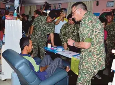  ?? PIC COURTESY OF MALAYSIAN ARMED FORCES ?? Defence MinisterDa­tuk Seri Hishammudd­in Hussein during a visit to the Penrissen army camp in Kuching, yesterday.With him is Armed Forces chief General Tan Sri Raja Mohamed Affandi Raja Mohamed Noor (left).