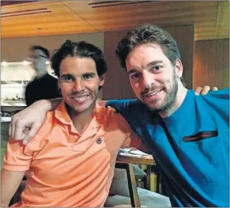  ??  ?? Rafa Nadal y Pau Gasol, grandes amigos, posan juntos en esta fotografía.