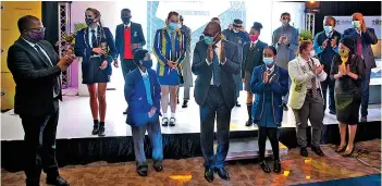  ?? /GCIS ?? Gauteng education MEC Panyaza Lesufi and premier David Makhura congratula­te the top pupils in the Class of 2020.