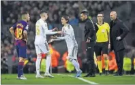  ??  ?? Modric entra por Valverde en el Clásico de ayer.