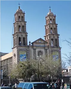  ??  ?? La Catedral y la Misión de Nuestra Señora de Guadalupe van juntas en la contienda