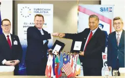  ??  ?? From left: Schneider, Roche, Kang and SME Associatio­n of Malaysia vice-president Yap Keng Teck at the MoU signing ceremony.