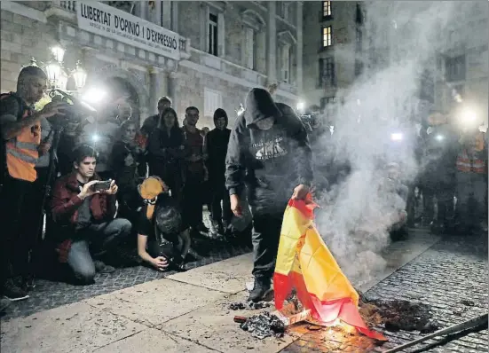  ?? ANDREU DALMAU / EFE ?? Un Constituci­onal dividit va concloure el mes passat que incitar a cremar la bandera espanyola no està emparat per la llibertat d’expressió. A la imatge, un manifestan­t cremant-ne una aquest novembre a Barcelona
Ofenses a la bandera.
