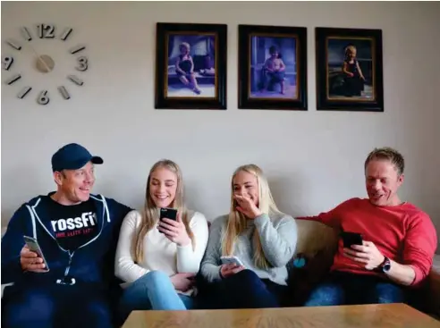  ??  ?? Rune (f.v.), Susanne, Thea og Ronny Bjørnestad har fått et mer bevisst forhold til egen skjermbruk etter innføringe­n av skjermfri dag.