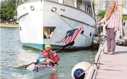  ?? PIC BY MIKAIL ONG ?? Murad Mohd Kassim begins his kayak expedition around Penang after being flagged off by Communicat­ions and Multimedia Ministry northern region assistant director Noor Azlina Nordin from the Batu Uban Marine Department jetty in Penang at 9.30am yesterday.