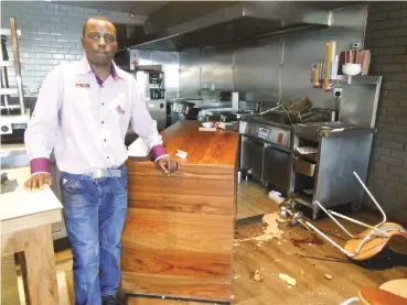  ?? Photo: ?? Real tomato sauce... Hours after the incident, supervisor at the High Street branch of Steers Brian Ncube describes how a would be customer drove into the restaurant by mistake.