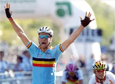  ??  ?? Boonen won the 2005 Worlds ahead of his contempora­ry Alejandro Valverde