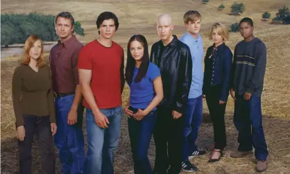  ??  ?? Small-town boy... Tom Welling (third from left) and the Smallville cast. Photograph: Channel 4