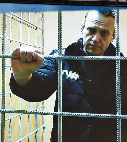  ?? D. KAMINEV / AP ?? El fallecido Alexei Navalny mira a cámara durante una de sus aparicione­s mientras estaba preso en Rusia.