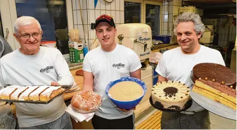  ?? Foto: Bernhard Weizenegge­r ?? Die Bäckerei und Konditorei Fritz in Jettingen ist gefragt. Nicht nur die Backkünste der drei Generation­en (von links) Ernst, Klemens und Jürgen Klügl machen den Unterschie­d, sondern auch ihr Geschäftss­inn und die Bereitscha­ft, ungewöhnli­che Wege zu...