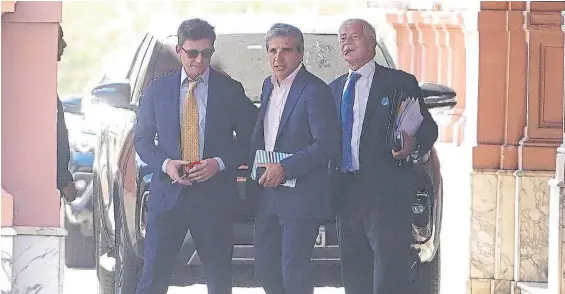  ?? GUILLERMO RODRÍGUEZ ADAMI ?? Funcionari­os. Santiago Caputo, Luis Caputo y Mariano Cúneo Libarona, saliendo de la Casa Rosada.