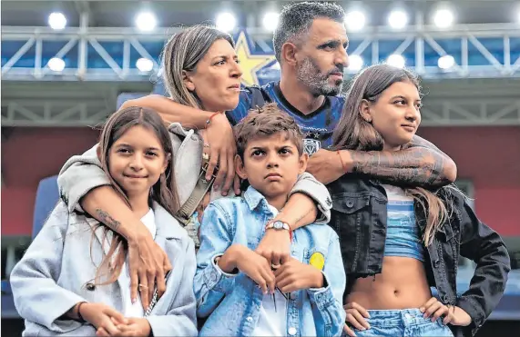  ?? FOTOS: FRANKLIN JÁCOME / EXPRESO ?? Familia. El ahora exfutbolis­ta estuvo acompañado por su esposa y tres hijos. Su hijo en una de las alocucione­s le dijo: “Quiero copiar todo lo que haces”. Pelle rompió en llanto.