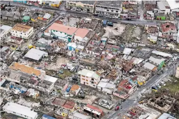  ?? FOTO: REUTERS ?? Der Hurrikan „Irma“hinterließ auch im niederländ­ischen Überseegeb­iet Sint Maarten eine Schneise der Zerstörung. Etliche Häuser wurden verwüstet, 95 Prozent der Insel seien nicht mehr bewohnbar.