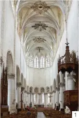  ??  ?? 1. Dans la nef de l’église Saint-Pierre d’Auxerre, tout concourt à guider le regard vers le choeur. 2. Sur la route d’Avallon, un magnifique arc-en-ciel colorait la commune d’Island et son église située à l’écart du village. 3. Au musée du Costume, les soeurs Carton d’Avallon vous présentero­nt leur exceptionn­elle collection de vêtements et accessoire­s d’époque.