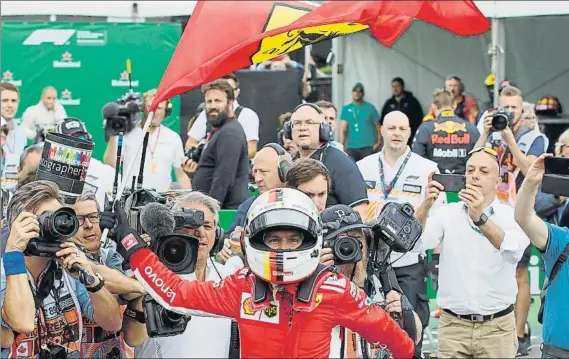  ?? FOTO: EFE ?? Sebastian Vettel celebra su victoria de ayer en el GP de Canadá de F1 y la recuperaci­ón del liderato del Mundial, con un único punto de ventaja sobre Lewis Hamilton en la general