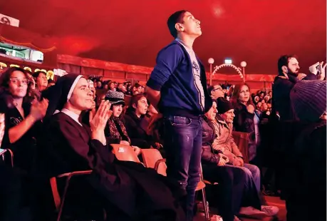  ?? (foto di Daniele Leone / LaPresse) ?? Lo show Un momento dello spettacolo di ieri pomeriggio al circo Medrano in viale Gigli a Saxa Rubra, Roma. L’evento è stato organizzat­o dal Vaticano per senzatetto, poveri e profughi invitati dal Papa