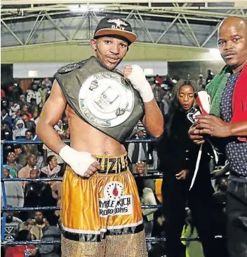  ?? Picture: MICHAEL PINYANA ?? FIGHTING FIT: Duncan Village star Azinga Fuzile with trainer Chief Njekanye after he defended his SA title against Rhofiwa Morewu in 2017.