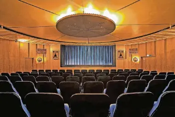  ?? FOTO: FILMKUNSTK­INOS ?? Ein Hauch Retro-Stimmung weht durch den großen Saal vom Bambi-Filmkunstk­ino.