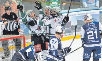  ?? FOTO: REINER ROITHER ?? Die Rosenheime­r Spieler jubeln über ihren Erfolg in Lindau, die Islanders (vorne, von links: David Zabolotny, Martin Wenter, Dominik Ochmann) sind bedient.