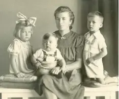  ?? Foto: Sammlung Selzer ?? Der junge Edwin (rechts) mit (von links) Schwester Rita (Jahrgang 1937), Bruder Hel mut (Jahrgang 1941) und Mutter Olga im Januar 1943.