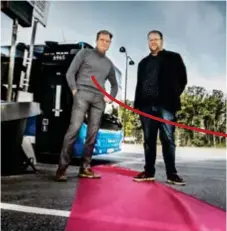  ?? FOTO: STEFAN KÄLLSTIGEN ?? RÖDA MATTAN. Tomas Eriksson (MP) och Magnus Persson (C) tror att det nya fältet ska få busstrafik­en att rulla på smidigt.
