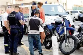  ?? (Photo Valérie Le Parc) ?? Des effectifs de policiers en tenue ou en civil ont été mobilisés ce vendredi à Toulon-Ouest.
