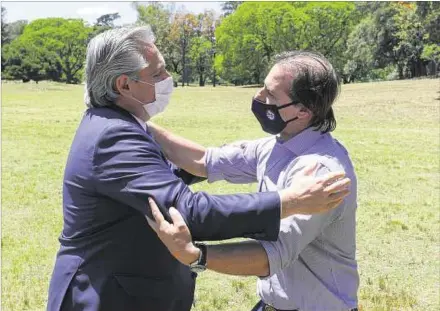  ??  ?? DIÁLOGO. El presidente Luis Lacalle Pou y su par argentino, Alberto Fernández, mantienen conversaci­ones a través del canciller Bustillo.