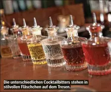  ??  ?? Die unterschie­dlichen Cocktailbi­tters stehen in stilvollen Fläschchen auf dem Tresen.