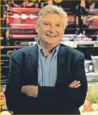  ??  ?? 1. ¡Viva el queso! Louis Privat, director del restaurant­e Les Grands Buffets, es el artífice de haber creado un paraíso mundial de los quesos en su establecim­iento de Narbona.1.