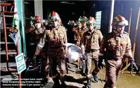  ??  ?? ANGGOTA bomba membawa keluar mayat warga Bangladesh yang tertimbus dalam timbunan konkrit selepas 12 jam operasi.