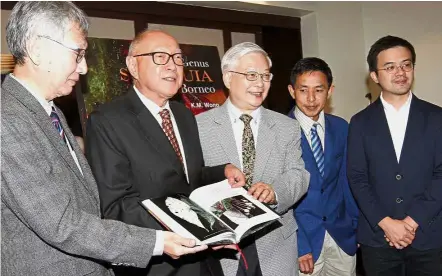  ??  ?? Tan (second left) at the book launching of ‘ The Saurauia of Borneo’ by Dr Wong Khoon Meng (left). Looking on are Chan (centre) with fellow botanists Chan Hin Ching (right) and Dr Steven Bosuang (second right) in Kota Kinabalu. For the love of flora: