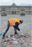  ?? FOTO: DPA ?? Von Silvester blieb, wie hier auf dem Stuttgarte­r Schlosspla­tz, vor allem Müll.