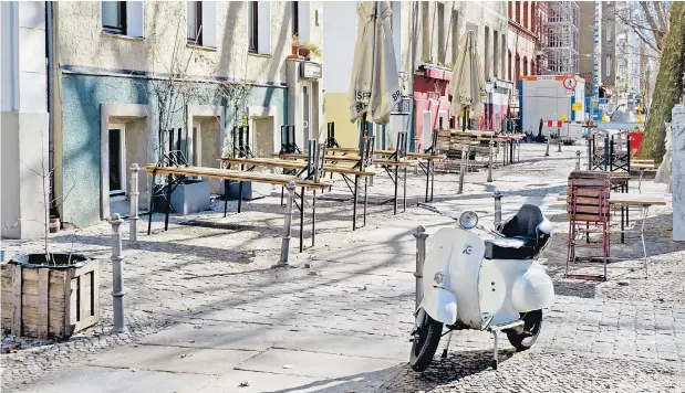  ??  ?? So wie dieses Café im hippen Berliner Stadtteil Kreuzberg versetzt die Bundesregi­erung ab Montag ganz Deutschlan­d in Dornrösche­nschlaf.