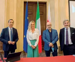  ??  ?? Palazzo Marino
Il sindaco Beppe Sala con Sara Varetto (Sky), il ministro della Transizion­e ecologica Roberto Cingolani e l’assessore regionale Raffaele Cattaneo. In alto: i Fridays for future