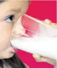  ?? Foto: dpa ?? Wenn es nach den Bauern geht, sollten die Kinder mehr Milch trinken. Denn weil die Nachfrage sinkt, sind auch die Preise unter Druck.