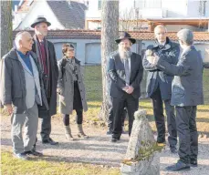  ?? FOTO: SVL ?? Michael Schick ( rechts) führte die Besucher über den jüdischen Friedhof: ( von links) Michael Kashi, OB Rainer Kapellen, Shneur Trebnik, Martin Jäger.
