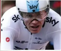  ?? FOTO'S PHOTOPQR/L'EST REPUBLICAI­N/MAXPPP/REUTERS ?? Team Sky pakte in de Tour uit met een shirt met stroken die de luchtweers­tand vermindere­n. De Britten droegen tijdens de skeletontr­aining ook zo’n shirt “maar waren wel zo slim om er nog wat extra over aan te trekken”, aldus Meylemans.