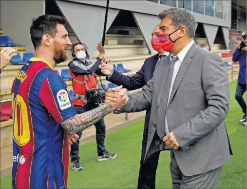  ??  ?? Joan Laporta y Leo Messi se saludan en el curso de un acto en el Camp Nou.