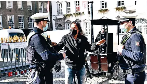  ?? FOTO: PFW ?? DJ Theo Fitsos wollte vor dem Rathaus gegen Randale in der Altstadt protestier­en – zog die Aktion aber kurzfristi­g zurück.