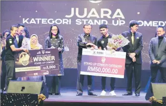  ??  ?? Mazlan Rosli ( third right) and Aswandy Mohammad Zeidil (left) of ‘Perey’ receive their respective prizes from Abang Johari (fourth right) and Sabariah (fifth right). — Photo by Chimon Upon