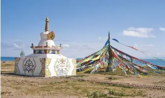  ?? ?? 青海湖前的白塔，和飄揚的五彩經幡，充滿藏族文化的魅力。
