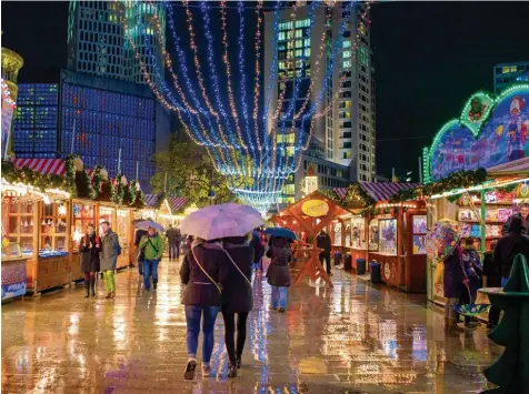  ?? Foto: Gregor Fischer, dpa ?? Am Berliner Breitschei­dplatz reiht sich Bude an Bude. „Wir sind der sicherste Weihnachts­markt Europas“, sagen manche.