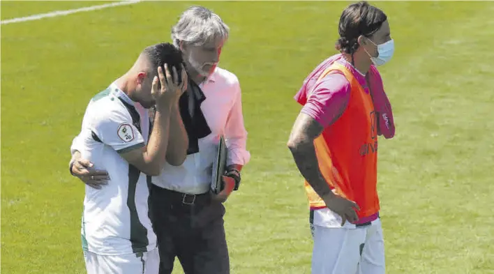  ?? FRANCISCO GONZÁLEZ ?? Pablo Alfaro consuela a Willy Ledesma tras la derrota por 2-0 ante el filial del Cádiz en 2021. Fue su último partido en el Córdoba CF.