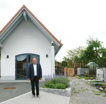  ?? Foto: Emil Neuhäusler ?? Karl Schlosser freut sich vor allem über die gelungene Friedhofse­rweiterung unmittelba­r an der Ellzeer Kirche.