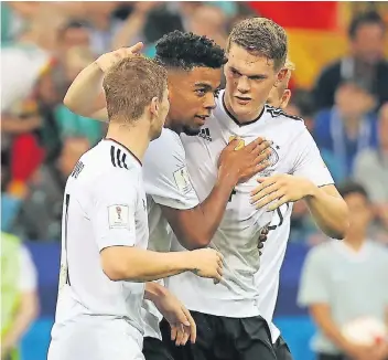  ?? FOTO: DPA ?? Erlebte seine ersten Spielminut­en beim Confed Cup und bereitete gleich einen Treffer vor: Benjamin Henrichs (Mitte).