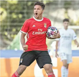  ??  ?? DE VOLTA. Gonçalo Ramos foi figura da equipa encarnada, que regressou ontem à tarde a Lisboa, depois de perder (2-3) a final da Youth League, com o Real Madrid